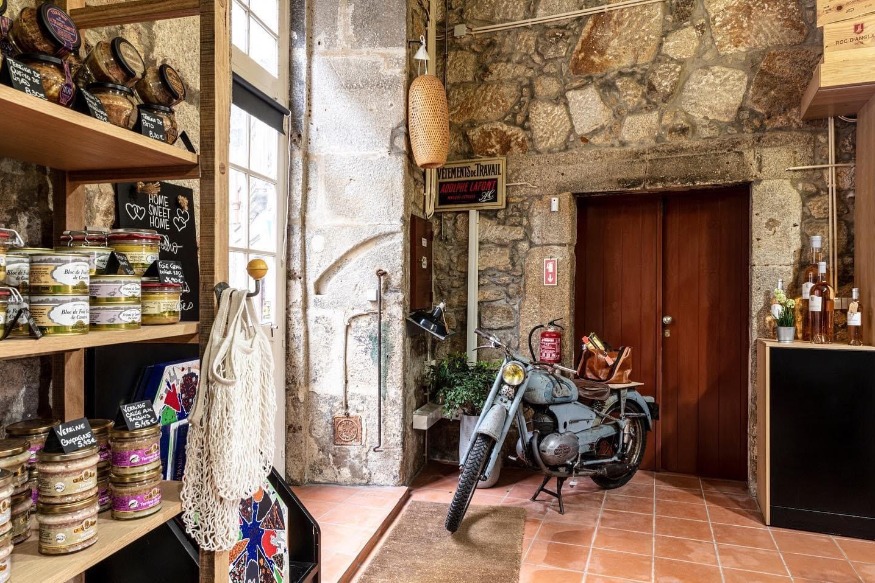 B La Maison